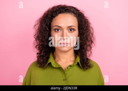 Foto di seria giovane afro americano pelle donna indossare casual verde camicia faccia isolato su sfondo color rosa pastello Foto Stock