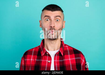 Foto di giovane felice funky positivo foling uomo rendere divertente faccia godere isolato su sfondo di colore teal Foto Stock