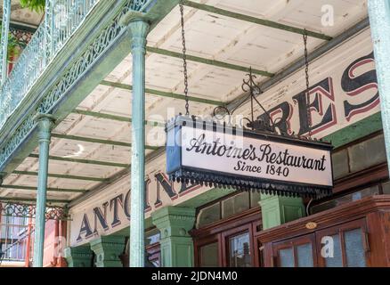 NEW ORLEANS, LA, Stati Uniti d'America - 19 GIUGNO 2022: Dettagli architettonici e segni all'Antoine's Restaurant, il più antico ristorante a conduzione familiare degli Stati Uniti Foto Stock