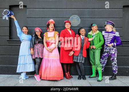 Londra, Regno Unito, 22nd giugno 2022. Il cast di "Fantasticamente grandi Donne che hanno cambiato il mondo" posa dalla statua del trailblazer teatro Joan Littlewood. L'eminente musical pop è al Theatre Royal Stratford East fino al 17 luglio. Credit: Imagplotter/Alamy Live News Foto Stock