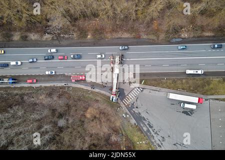 Vista aerea dell'incidente stradale con carrello ribaltato che blocca il traffico Foto Stock