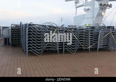 Prendere il sole sedie sul ponte superiore della nave da crociera Foto Stock