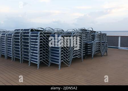 Prendere il sole sedie sul ponte superiore della nave da crociera Foto Stock