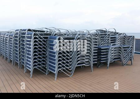 Prendere il sole sedie sul ponte superiore della nave da crociera Foto Stock