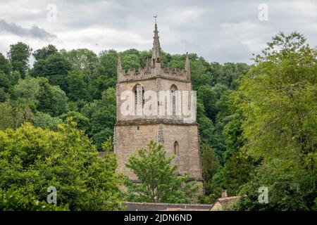 Vista della torre della chiesa di St Andrews in Castle Combe Wiltshire Inghilterra Foto Stock