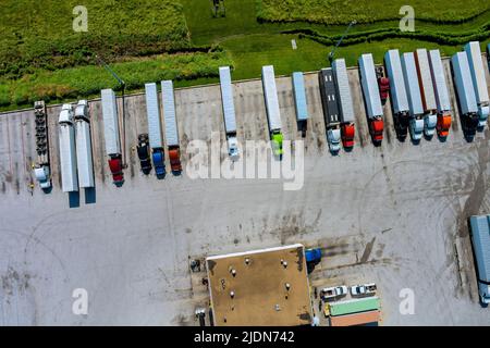 Una vista aerea dei carrelli di parcheggio in un'area di riposo sull'autostrada Foto Stock