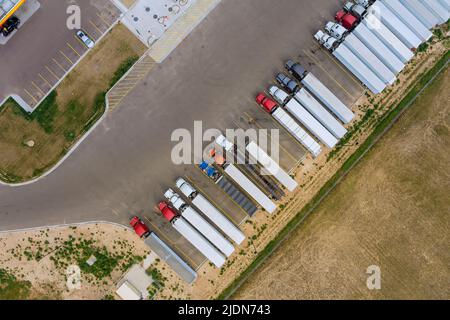 Vista dall'alto dell'antenna parcheggio camion arresto nella zona di riposo sui camion di strada stand in una fila Foto Stock