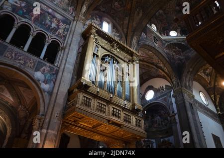 Parma, Italia - Maggio 2022: Organo musicale nella Cattedrale di Parma o Cattedrale di Santa Maria Assunta e affreschi rinascimentali su pareti e soffitti Foto Stock