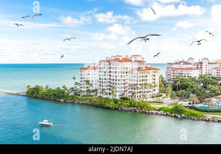 Panorama della città di da Nang con grattacieli e bellissimi ponti architettonici e gabbiani lungo il fiume Han su una splendida baia Foto Stock