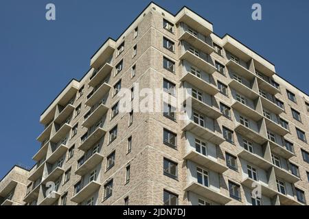 Edificio in città. Dettagli dell'architettura. Molte finestre in casa. Sviluppo urbano. Foto Stock