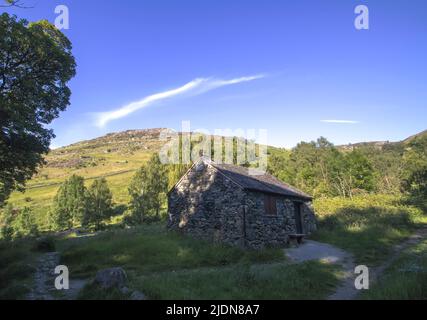 Un piccolo edificio in pietra su una collina nel Lake District in Cumbria, Regno Unito Foto Stock