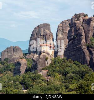 Meteora Grecia. Monastero Santo di San Nicola Anapafsas edifici sulla cima di rocce, Europa religione viaggio destinazione Foto Stock