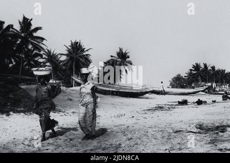 Foto in bianco e nero di donne africane che trasportano vasi sulla loro testa ad Accra, Ghana, scattata nel 1958 Foto Stock