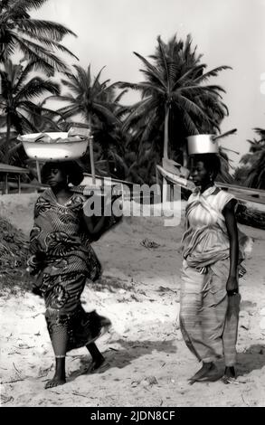 Foto in bianco e nero di donne africane che trasportano vasi sulla loro testa ad Accra, Ghana, scattata nel 1958 Foto Stock