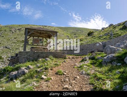 Rifugio in legno da una sorgente di montagna sulla popolare salita da Mikro Papingoto il rifugio Astraka sotto il monte Astraka nella regione Zagori della Grecia Foto Stock