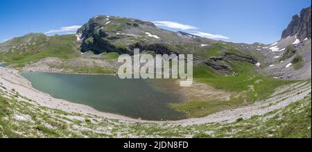 Vista panoramica dalle urla sopra il lago di Xerolimni sotto il Monte Astraka, nei Monti Pindus del nord della Grecia Foto Stock