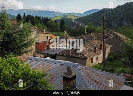 Il villaggio montano di Tsepelovo nella regione Zagori dei Monti Pindus della Grecia settentrionale Foto Stock