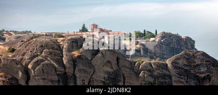 Meteora Grecia Santissima Trinità Agia Trias Monastero. Cielo blu sopra gli edifici sulla cima delle rocce. Destinazione di viaggio in Europa Foto Stock