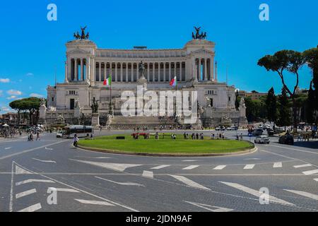 Piazza Venezia con il Monumento Vittorio Emanuele II a Roma. Intero Monumento contro Un cielo blu Foto Stock