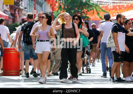 Londra, Regno Unito. 17th giugno 2022. I turisti visitano China Town nel centro di Londra. (Credit Image: © Dinendra Haria/SOPA Images via ZUMA Press Wire) Foto Stock