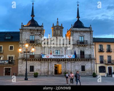 Spagna, Ponferrada, Castilla y Leon. Ayuntamiento (Municipio) Plaza. Foto Stock