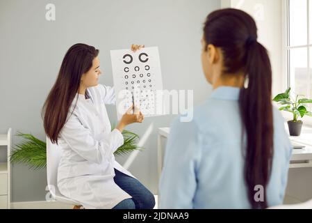 Esame oculista visione del paziente con la compressa di controllo della vista in ospedale. Foto Stock