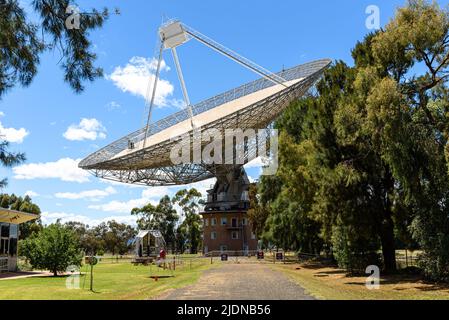 Il Telescopio Parkes che punta verso il cielo Foto Stock