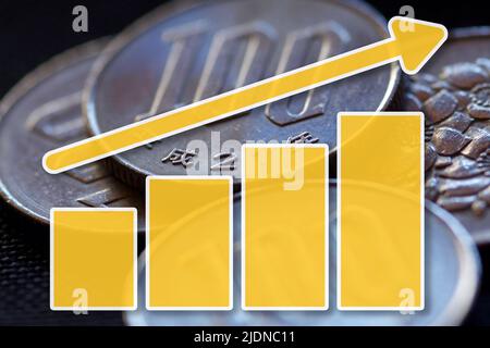 Economia grafico: Freccia crescente e monete in yen contanti Foto Stock