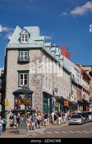 Turisti e negozi di souvenir su Cote de la Fabrique nella zona di città alta della città vecchia di Quebec City, Quebec, Canada. Foto Stock