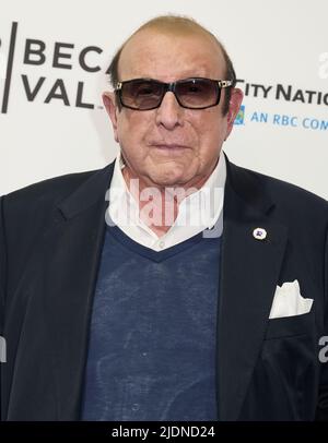 NEW YORK, NY, USA - 12 GIUGNO 2022: Clive Davis partecipa al Tribeca Festival Premiere di 'Hallelujah: Leonard Cohen, A Journey, A Song'. Foto Stock