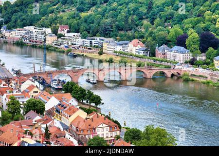 Heidelberg, Germania - Giugno 2022: Fiume Neckar con Ponte Vecchio Foto Stock