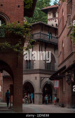 Parco del Valentino, Borgo Medioevale, Torino, italia, maggio 2022. Dettaglio degli edifici storici in mattoni in questa parte nascosta di questa bella città italiana Foto Stock