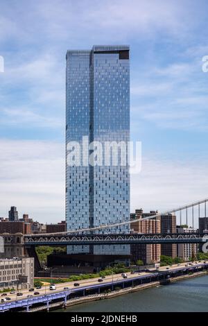 Un grattacielo residenziale di Manhattan Square di un alto edificio vicino al Manhattan Bridge a New York City, Stati Uniti d'America Foto Stock