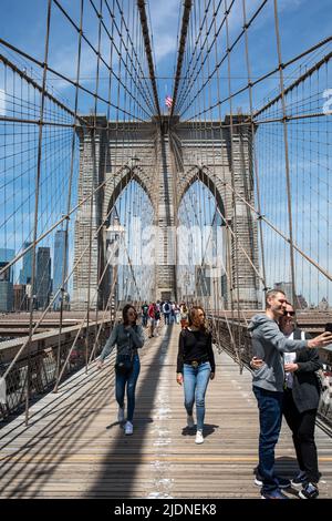 Persone sulla strada pedonale del ponte di Brooklyn a New York City, Stati Uniti d'America Foto Stock