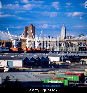 New York 1980s, Brooklyn Port Authority moli, container, magazzini, gru, ponte di Brooklyn, Empire state Building, New York City, NYC, NY, USA, Foto Stock