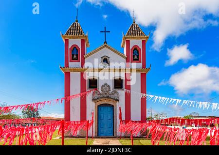 Piccola cappella in stile coloniale decorata con nastri per una celebrazione religiosa nella piccola città di Lavras Novas, distretto di Ouro Preto a Minas Gerais Foto Stock