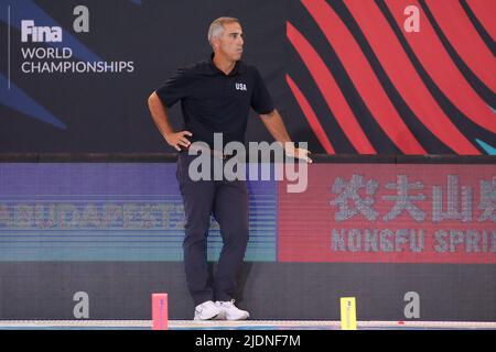 DEBRECEN, UNGHERIA - GIUGNO 22: Allenatore di testa Adam Krikorian degli Stati Uniti durante il FINA World Championships Budapest 2022 match tra Stati Uniti d'America e Paesi Bassi il 22 giugno 2022 a Debrecen, Ungheria (Foto di Albert ten Hove/Orange Pictures) KNZB Foto Stock