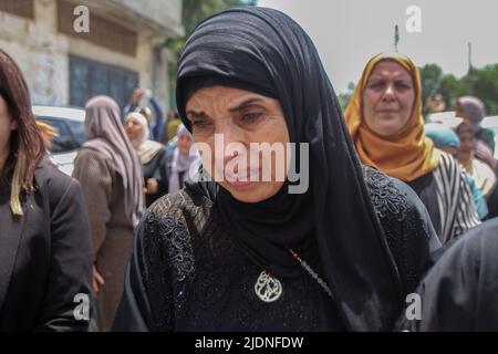 Nablus, Palestina. 22nd giugno 2022. Parente dei lutto defunti durante i funerali del palestinese Ali Harb, di 27 anni, che fu pugnalato a morte da un colono ebraico che lo attaccò nel suo territorio nel villaggio di Iskaka, a sud di Nablus, nella Cisgiordania occupata. Le testimoni oculari dichiararono che il colono attaccò Ali mentre era disarmato e lo pugnalò nel petto, il che portò alla sua morte. Credit: SOPA Images Limited/Alamy Live News Foto Stock