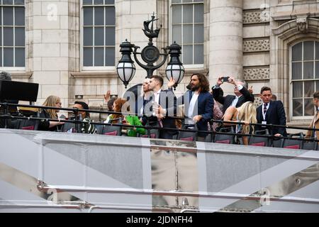 Londra, UK, 5th giu 2022, Platinum Jubilee Pageant lungo il Mall. Da Westminster a Buckingham Palace. Il tempo delle nostre vite, parte 2 del Pageant. La corteo giubilante mostra i 70 anni del Regno di Elisabetta dal 1952 al 2022. 2010s in questa parte, Andrew Lalchan Photography/Alamy Live News Foto Stock