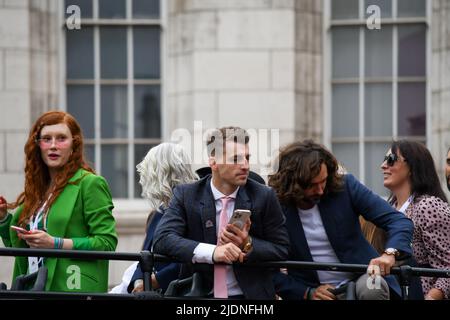 Londra, UK, 5th giu 2022, Platinum Jubilee Pageant lungo il Mall. Da Westminster a Buckingham Palace. Il tempo delle nostre vite, parte 2 del Pageant. La corteo giubilante mostra i 70 anni del Regno di Elisabetta dal 1952 al 2022. 2010s in questa parte, Andrew Lalchan Photography/Alamy Live News Foto Stock