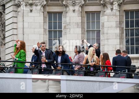 Londra, UK, 5th giu 2022, Platinum Jubilee Pageant lungo il Mall. Da Westminster a Buckingham Palace. Il tempo delle nostre vite, parte 2 del Pageant. La corteo giubilante mostra i 70 anni del Regno di Elisabetta dal 1952 al 2022. 2010s in questa parte, Andrew Lalchan Photography/Alamy Live News Foto Stock