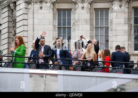 Londra, UK, 5th giu 2022, Platinum Jubilee Pageant lungo il Mall. Da Westminster a Buckingham Palace. Il tempo delle nostre vite, parte 2 del Pageant. La corteo giubilante mostra i 70 anni del Regno di Elisabetta dal 1952 al 2022. 2010s in questa parte, Andrew Lalchan Photography/Alamy Live News Foto Stock