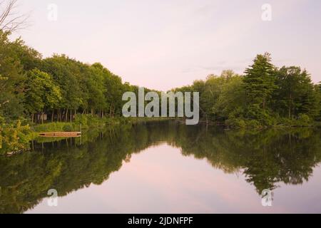 Bacino di legno sul fiume Mille-Iles al mattino presto in estate, Lanaudiere, Quebec, Canada. Foto Stock