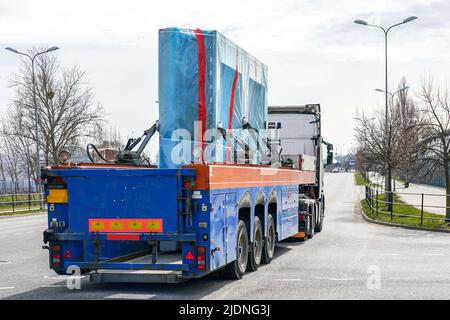 Trasporto di pannelli prefabbricati in cemento armato per la costruzione di case con autocarro specializzato Foto Stock