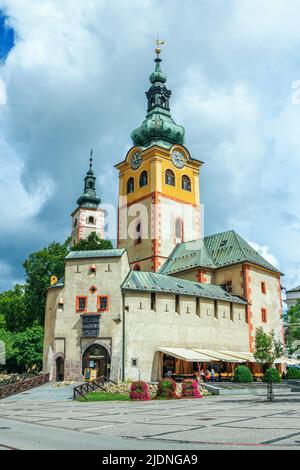 Banska Bystrica, Slovacchia - 17 agosto 2021: Paesaggio urbano estivo - vista del Castello di Mestsky Grad - parte della fortificazione della città di fomer. Bellissimo arco storico Foto Stock