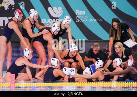 DEBRECEN, UNGHERIA - GIUGNO 22: Vettura di testa Adam Krikorian degli Stati Uniti, Ashleigh Johnson degli Stati Uniti, Maddie Musselman degli Stati Uniti, Tara Prentice degli Stati Uniti, Rachel Fattal degli Stati Uniti, Ava Elizabeth Johnson degli Stati Uniti, Margaret Steffens degli Stati Uniti, Stephania Haralabidis degli Stati Uniti, Ryann Neushul degli Stati Uniti, Denise Mammolito degli Stati Uniti, Kaleigh Gilchrist degli Stati Uniti, Bayley Weber degli Stati Uniti, Jordan Raney degli Stati Uniti e Amanda longan degli Stati Uniti durante la partita dei campionati mondiali FINA di Budapest 2022 tra gli Stati Uniti Foto Stock