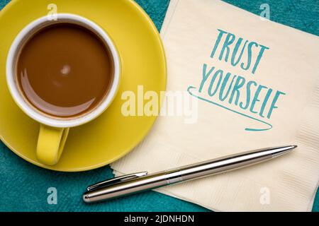 nota di promemoria di fiducia - scrittura a mano su un tovagliolo con caffè, mentalità, fiducia in se stessi e concetto di sviluppo personale Foto Stock