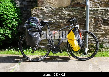 Spagna, Galizia, Monastero di Samos. Bicicletta di un ciclista sul Camino de Santiago. Foto Stock