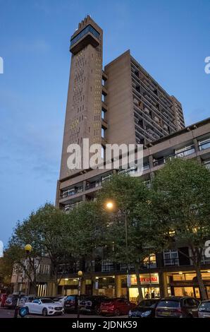 Categoria II Trellick Tower a Londra Ovest, un blocco di torre in stile brutalista progettato dall'architetto Erno Goldfinger - 2021 Foto Stock