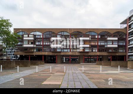 Basso blocco di alloggi nel Golden Lane Estate, Londra - 2021 Foto Stock